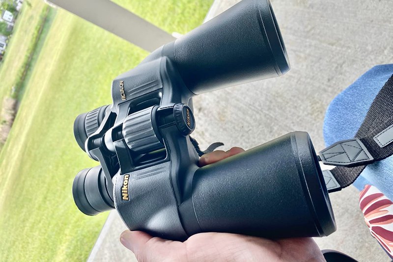 The Nikon 10x50 Aculon A211 50mm objective lens provides plenty of light at night, making it ideal for stargazing.