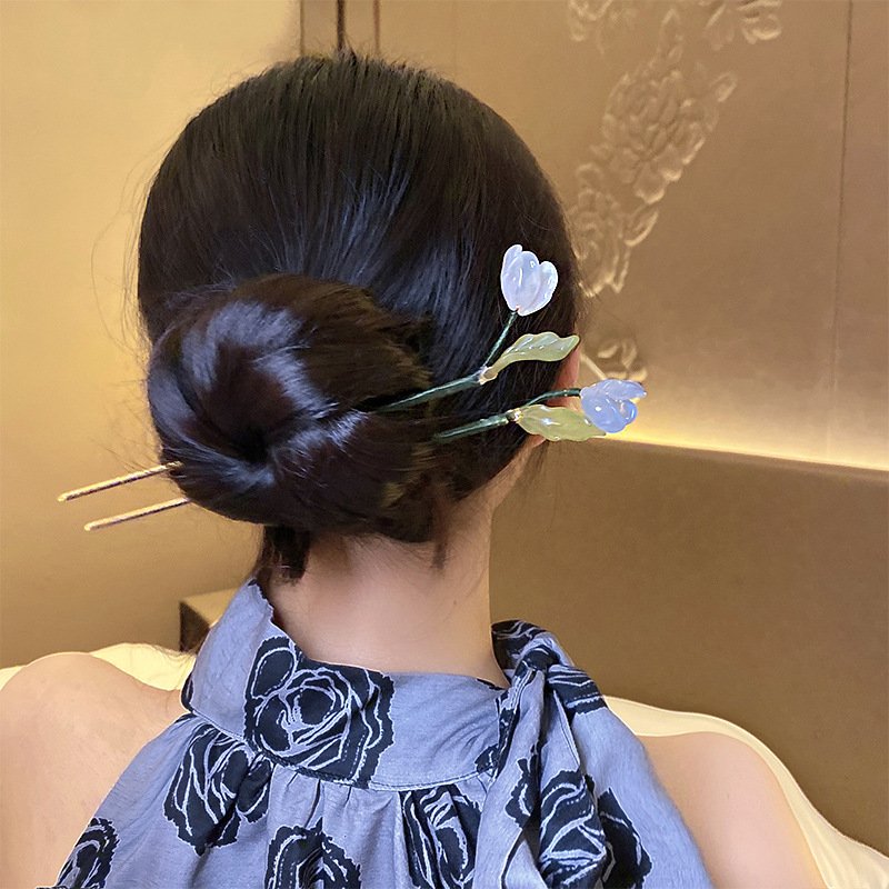 Girl wearing a hairpin on her head