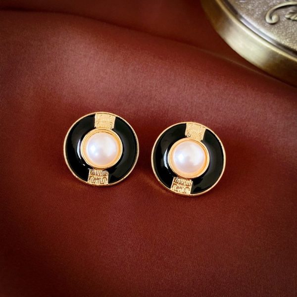 Round Pearl Vintage Stud Earrings Black | pearl vintage earrings