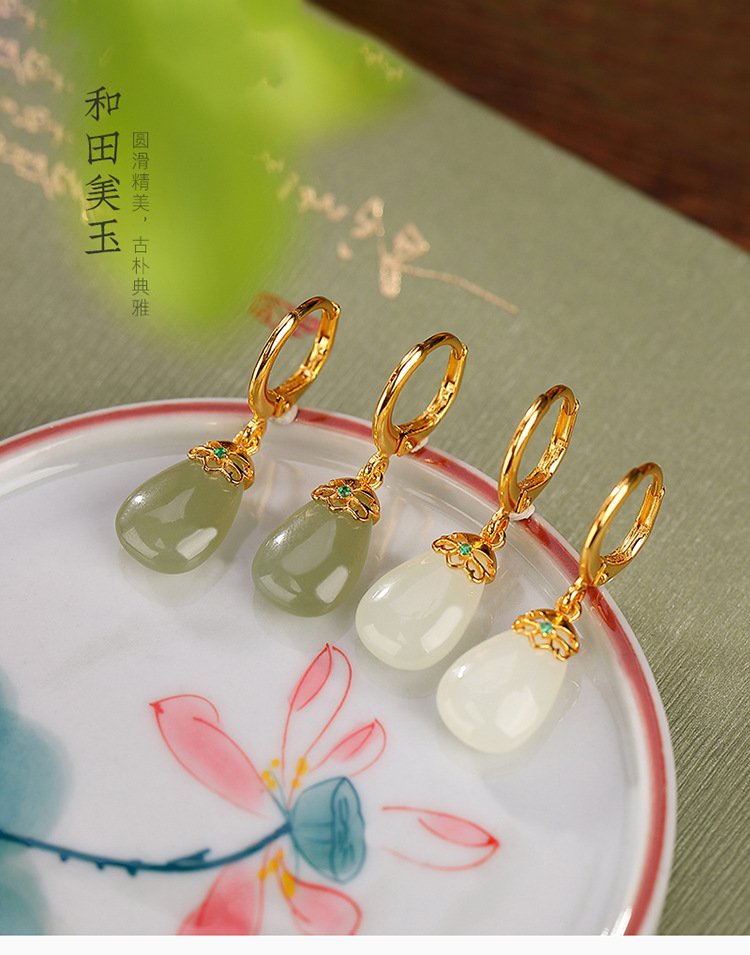 Hotan jade is smooth and exquisite, simple and elegant.